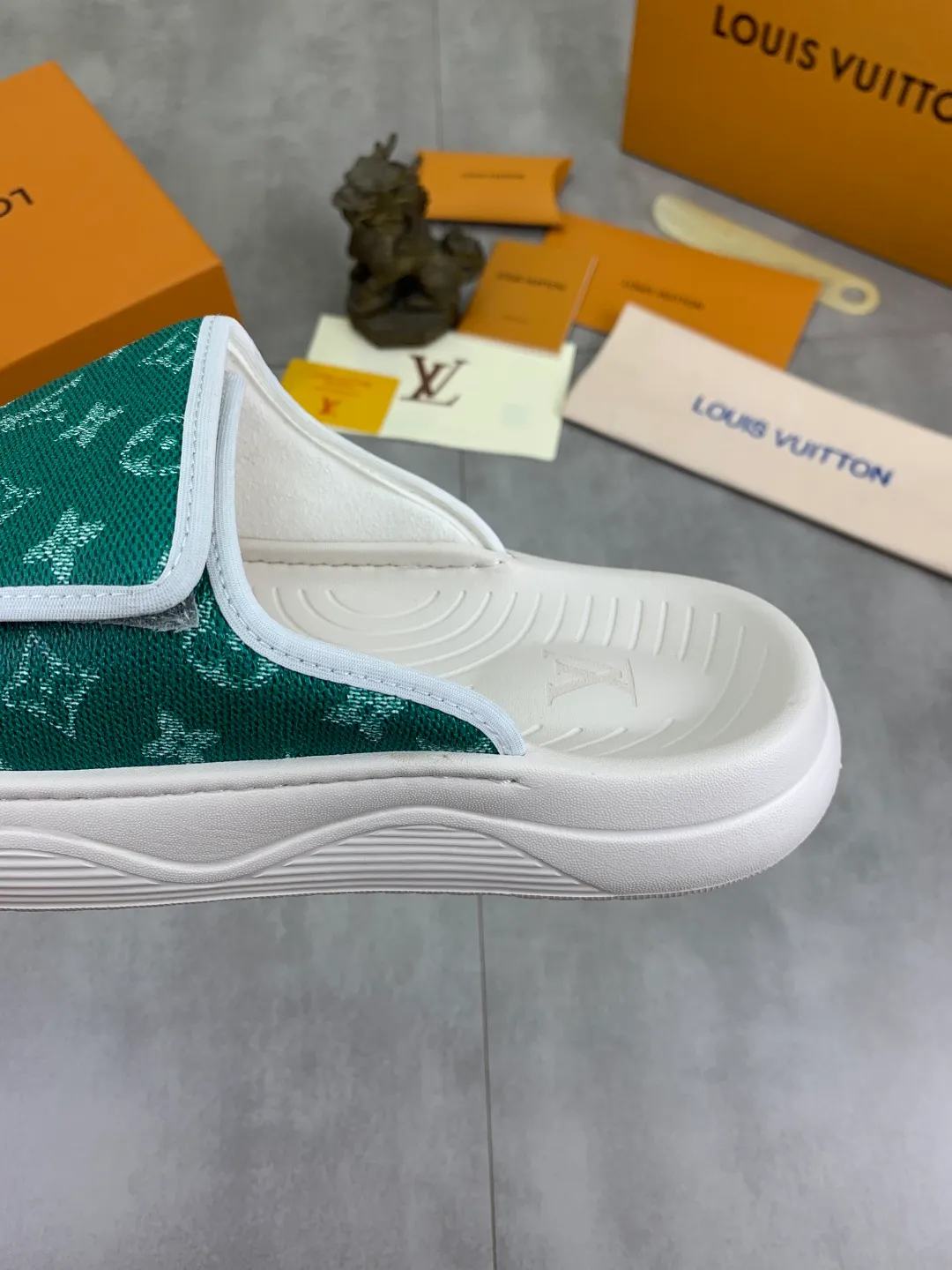 Men's shoes 💰P320💰【New style】🆘 Original quality 【LOUIS VUITTON】The popular Louis Vuitton LV men's slippers on the official website are on sale simultaneously! Original fabric imported from Italy. Original bottom provided by the original factory. Number of yards: 38-44 (customized to 45). Multiple colors to choose from. Fully packaged drawer box.